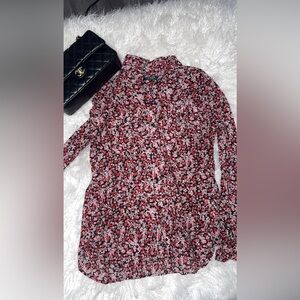 Una blusa de botones muy bonita la
Puedes usar con jeans o con falda
